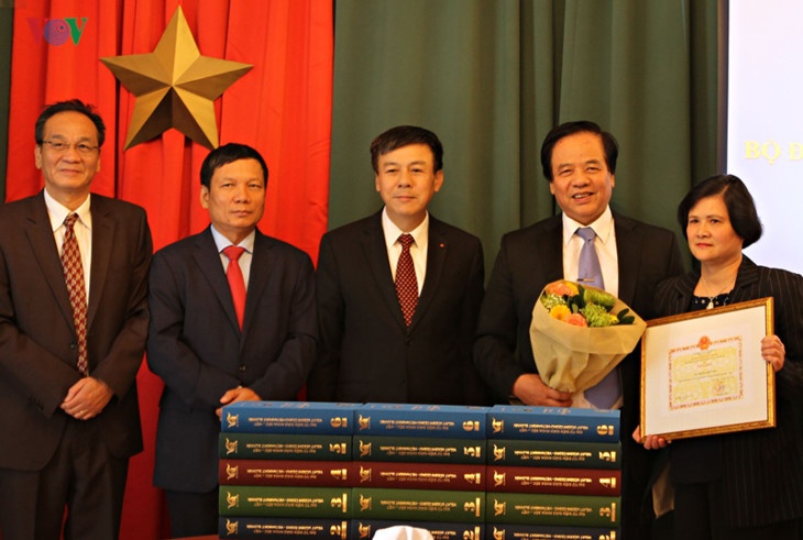 ra mat cam nang ngon ngu sec viet