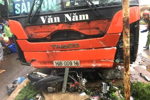 video khoanh khac xe khach lao vao cho o gia lai 5 nguoi thuong vong