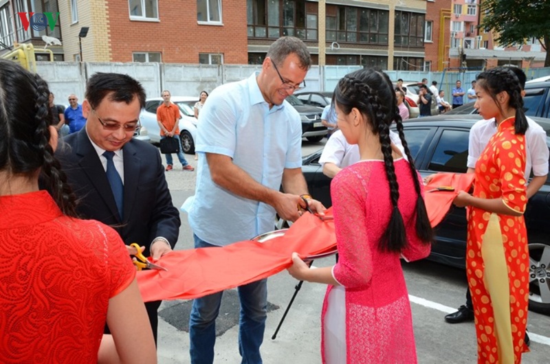 dai su quan thong tin tinh hinh bien dong voi ba con nguoi viet tai odessa