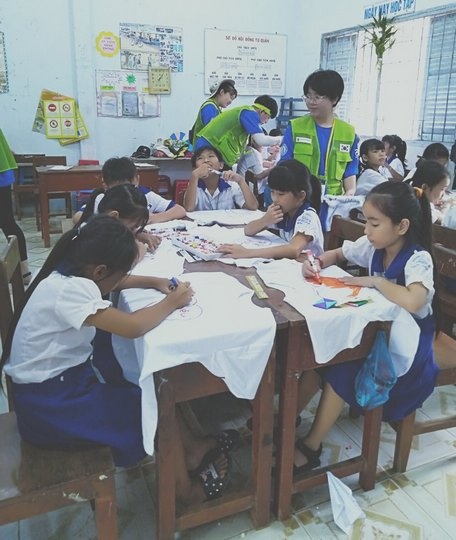 30 ban tre han quoc tham gia tinh nguyen tai vinh long