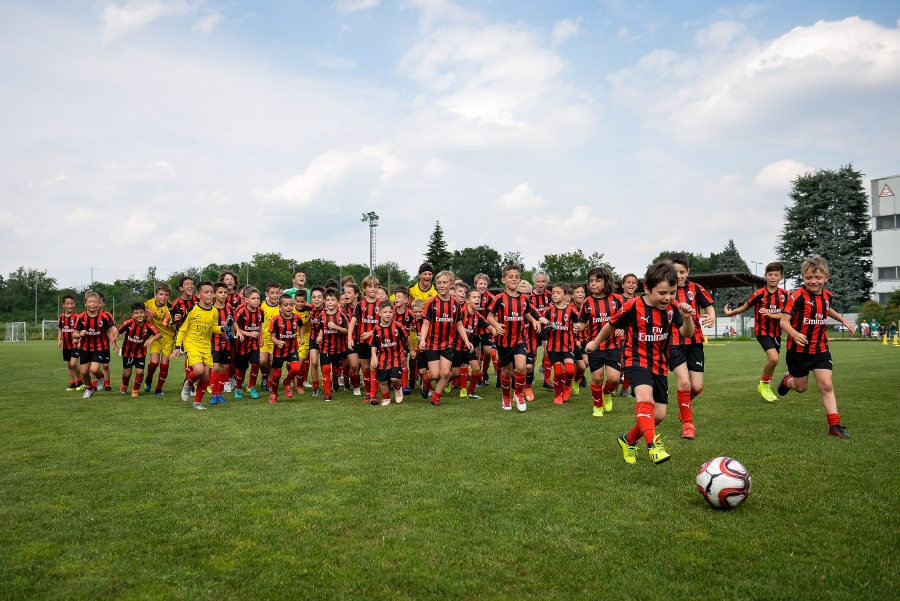 thang 11 khai truong hoc vien dao tao bong da ac milan ha noi