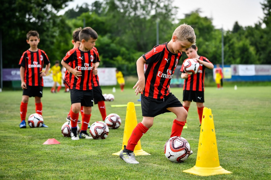 thang 11 khai truong hoc vien dao tao bong da ac milan ha noi