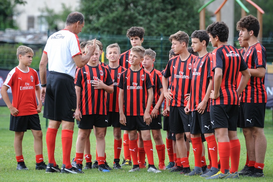 thang 11 khai truong hoc vien dao tao bong da ac milan ha noi