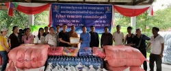 Người Việt tại Lào trao hơn 200 triệu tới người dân vùng lũ ở Luang Prabang