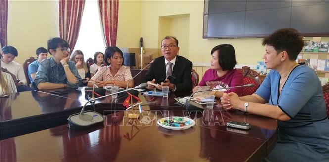 viet nga thuc day giao luu ngon ngu va van hoa