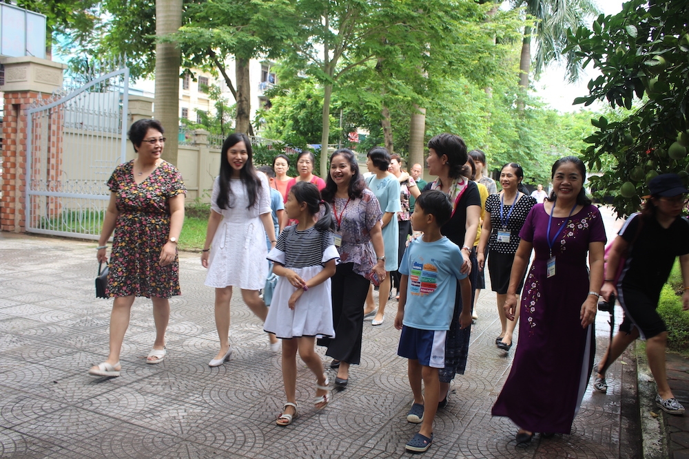 dai su quan trung quoc tai viet nam trao hon 70 phan qua trung thu