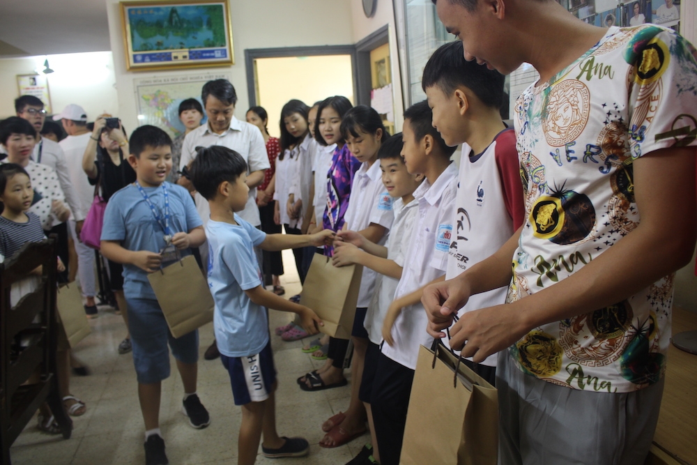 dai su quan trung quoc tai viet nam trao hon 70 phan qua trung thu