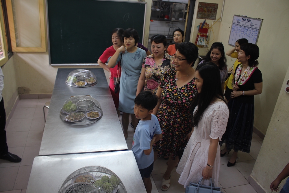 dai su quan trung quoc tai viet nam trao hon 70 phan qua trung thu