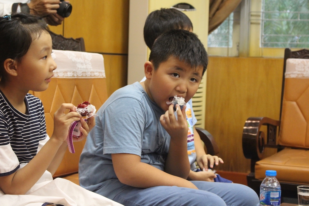 dai su quan trung quoc tai viet nam trao hon 70 phan qua trung thu