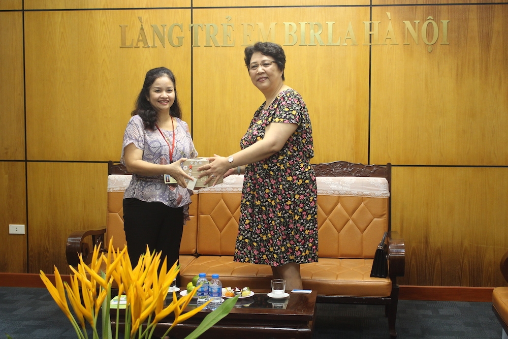 dai su quan trung quoc tai viet nam trao hon 70 phan qua trung thu