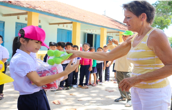 Tổ chức “Susann’s Help for children”: Đến Khánh Hoà trao 1.196 suất quà cho trẻ khó khăn to chuc susanns help for children den khanh hoa trao yeu thuong
