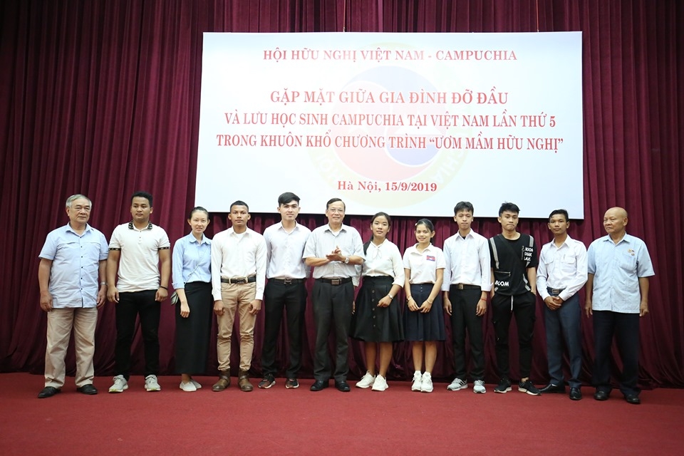gia dinh viet do dau luu hoc sinh campuchia uom mam huu nghi can duoc lan toa sau rong hon