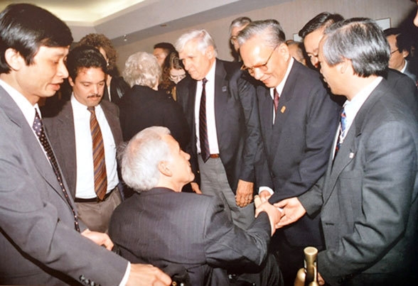 Huyết lệ và khát vọng huyet le va khat vong