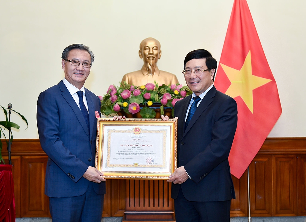 trao tang huan chuong lao dong hang nhat cho dai su lao tai viet nam