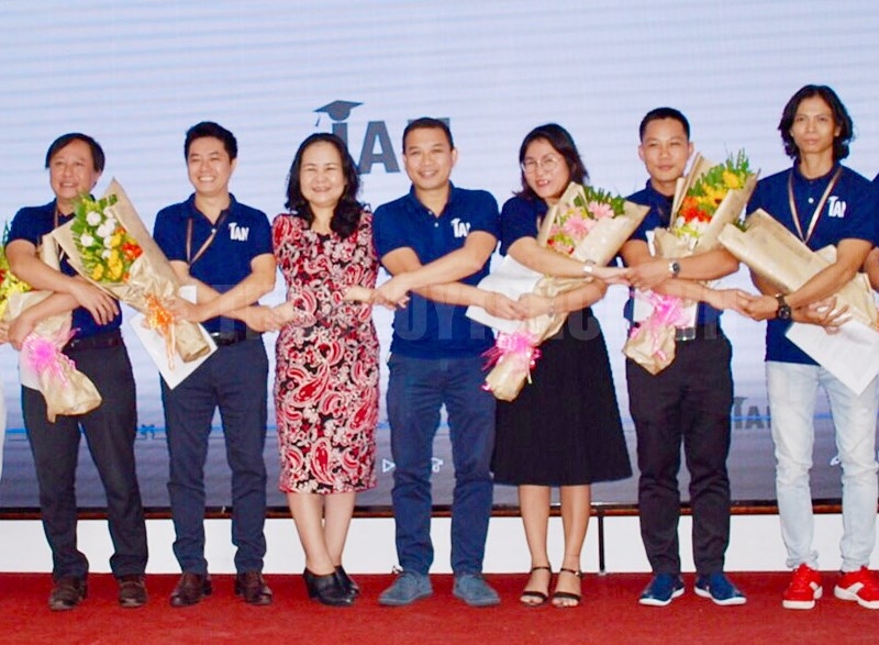 ba tran hoang khanh van la chu nhienm cau lac bo cong dong cuu du hoc sinh quoc te thanh pho ho chi minh