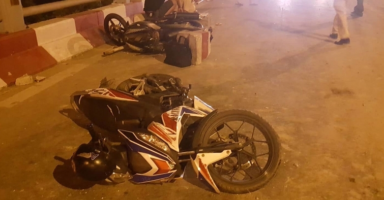 xe bon mat lai huc tung 2 xe may tren cau thanh tri
