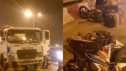 Xe bồn mất lái, húc tung 2 xe máy trên cầu Thanh Trì