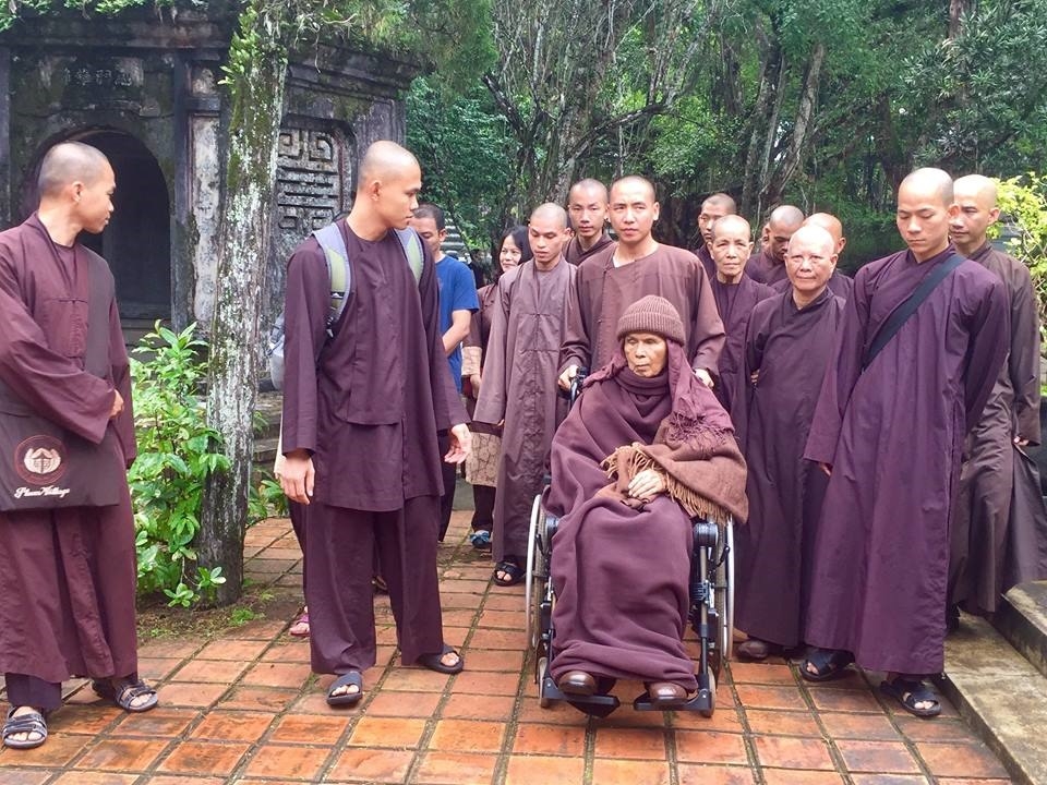 chua tu hieu noi thien su thich nhat hanh tinh duong o dau