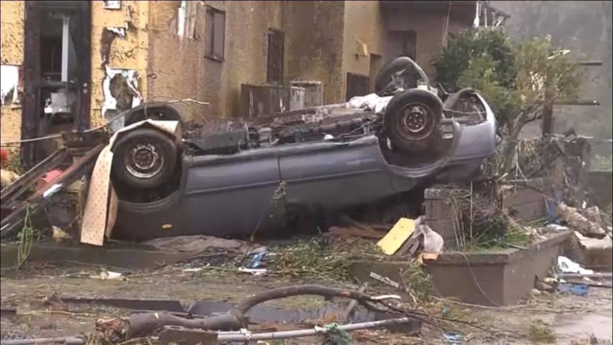 nhung hinh anh khung khiep khi sieu bao hagibis xe toac nhat ban