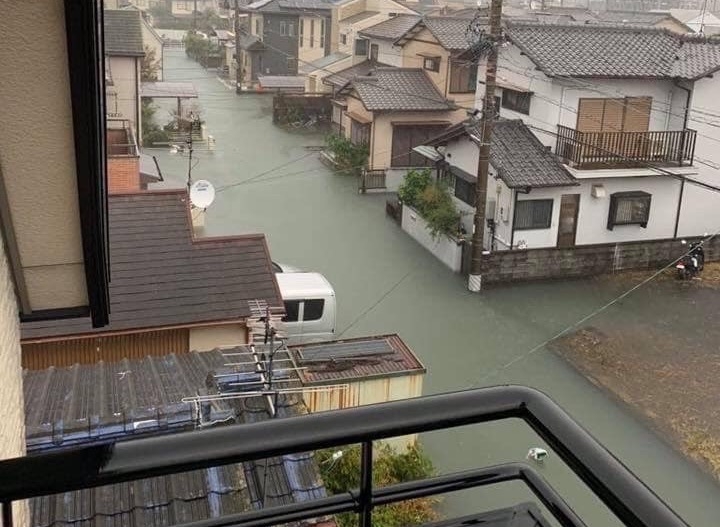 nhung hinh anh khung khiep khi sieu bao hagibis xe toac nhat ban