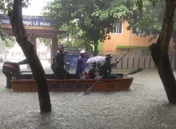 Thành phố Vinh ngập lụt kinh hoàng, nhiều nơi chìm trong biển nước