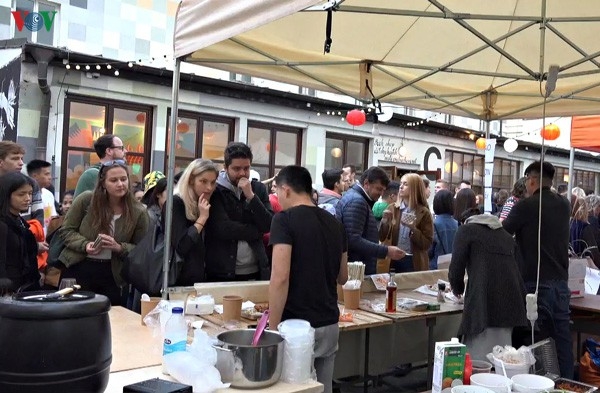 1500 nguoi dan sec tham gia le hoi cua nguoi viet tre