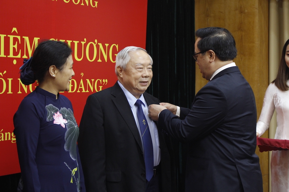 4 can bo vufo duoc trao ky niem chuong vi su nghiep doi ngoai dang