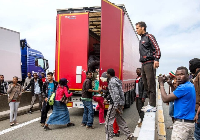 1 tuan sau vu 39 nguoi chet tai anh canh sat bi tim thay 12 nguoi di cu tren xe tai dong lanh