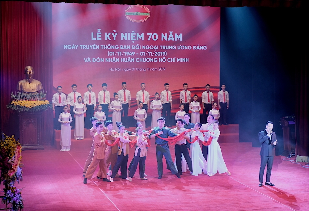 ban doi ngoai trung uong don nhan huan chuong cua lao va campuchia