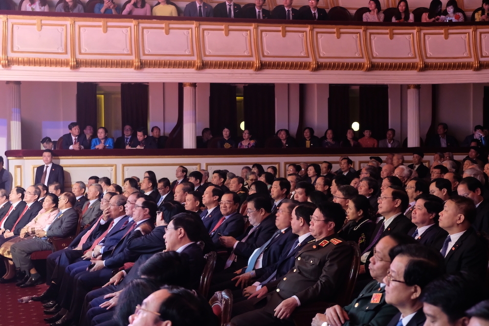 ban doi ngoai trung uong don nhan huan chuong cua lao va campuchia