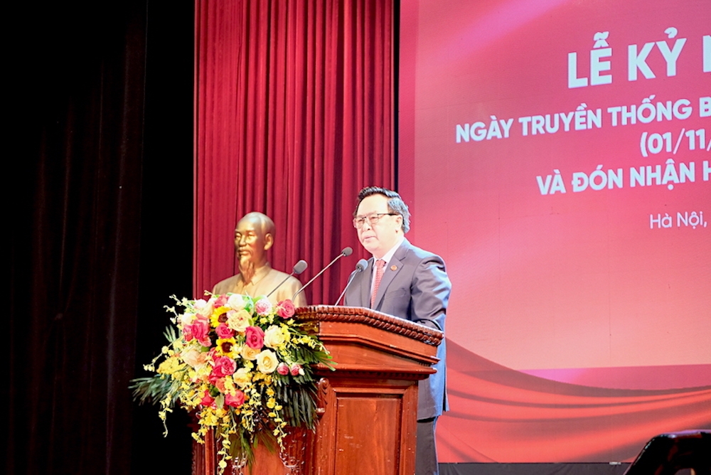 ban doi ngoai trung uong don nhan huan chuong cua lao va campuchia