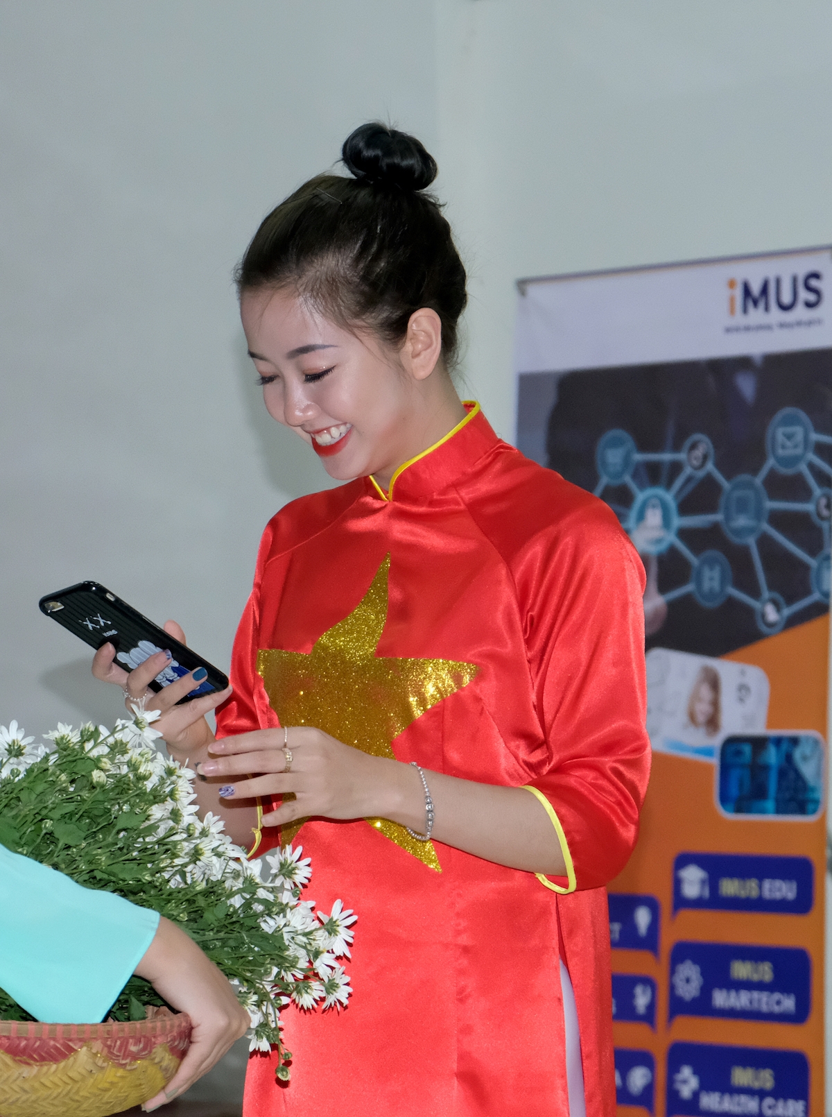 nhung bong hoa champa trong cuoc thi hung bien tieng viet cho luu hoc sinh lao