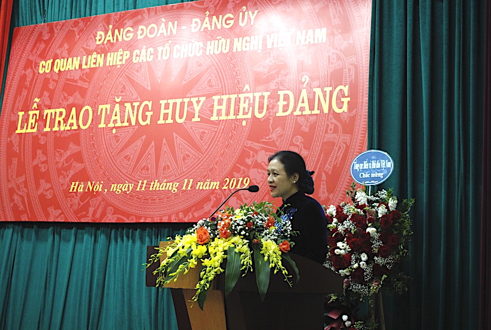 trao huy hieu dang cho ong tran dinh dan va ong nguyen van kien