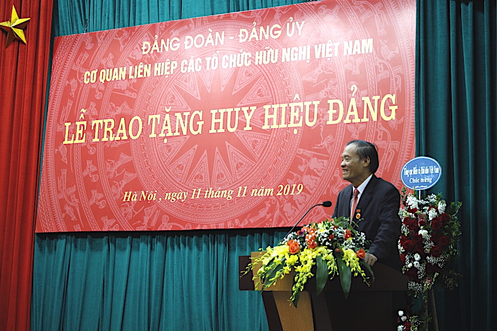 trao huy hieu dang cho ong tran dinh dan va ong nguyen van kien