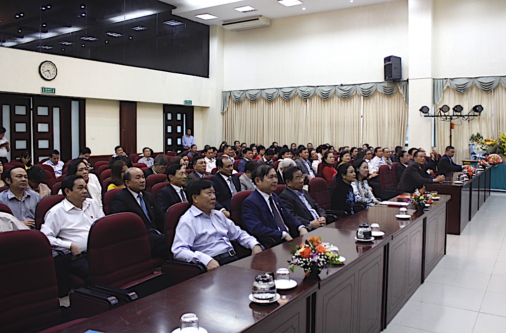 trao huy hieu dang cho ong tran dinh dan va ong nguyen van kien