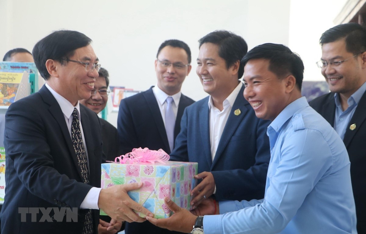 dai su quan viet nam tang 500 dau sach cho thu vien tinh kampong speu cua campuchia