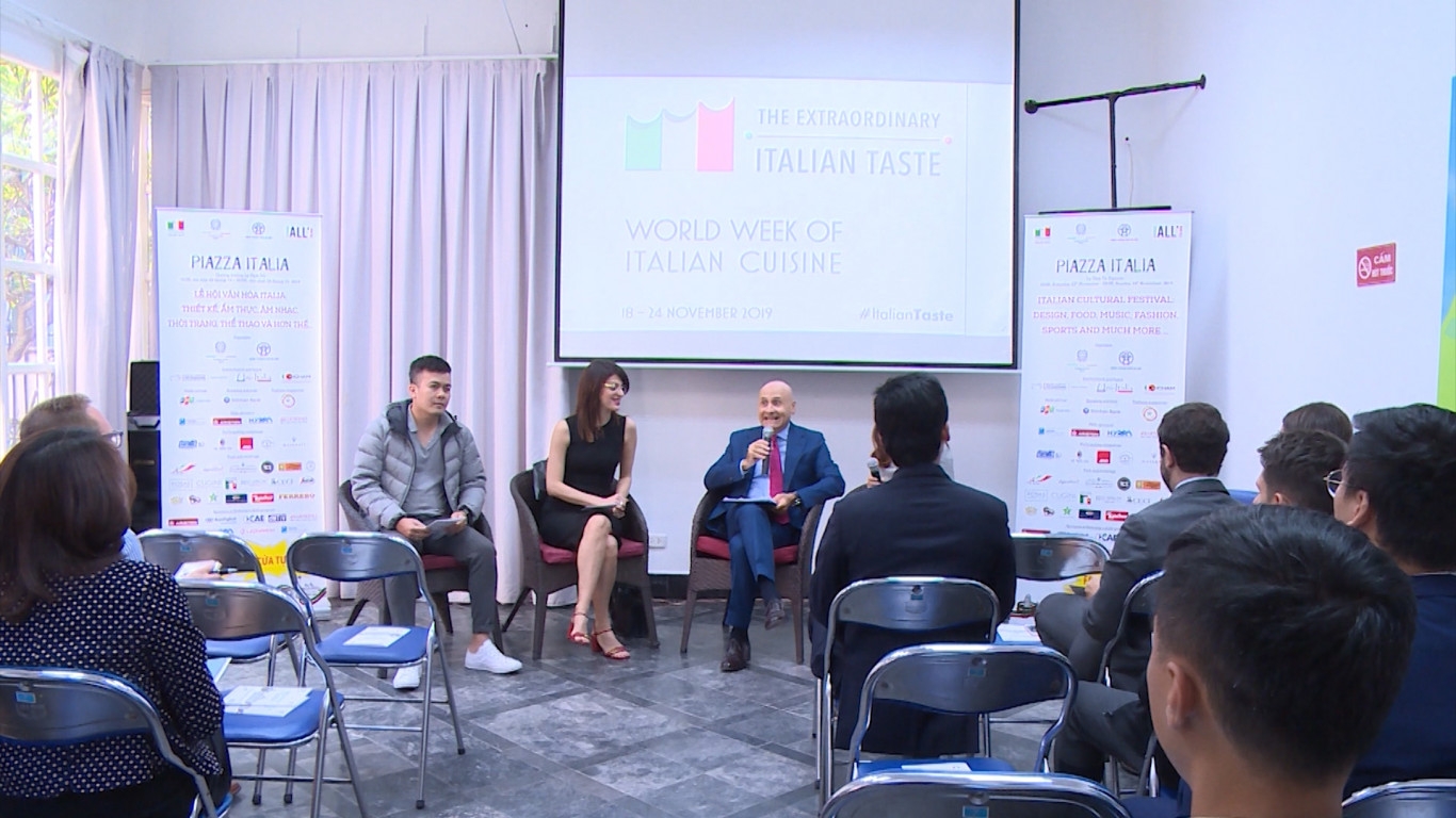 tai hien quang truong italia giua long ha noi