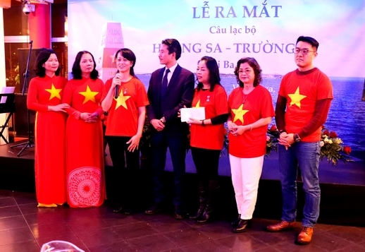 ra mat cau lac bo hoang sa truong sa tai ba lan