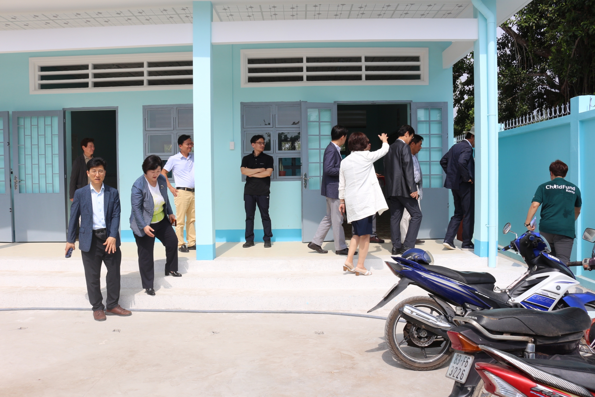 actionaid viet nam thay ao moi cho truong tieu hoc o soc trang