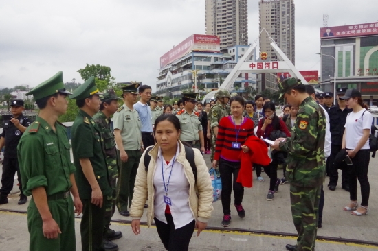 nan nhan cua mua ban nguoi duoc ho tro y te hoc nghe