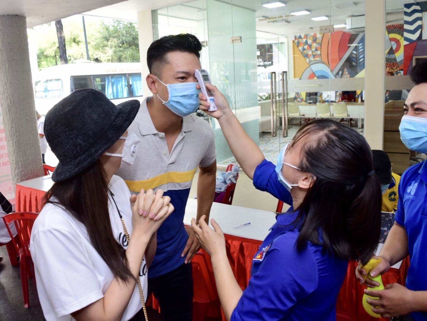 tin giai tri sao viet hom nay 172 dan sao viet hien mau giua mua dich benh son tung va thieu bao tram cung nhau di du lich