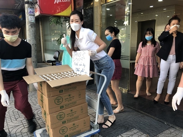 tin giai tri sao viet hom nay 172 dan sao viet hien mau giua mua dich benh son tung va thieu bao tram cung nhau di du lich