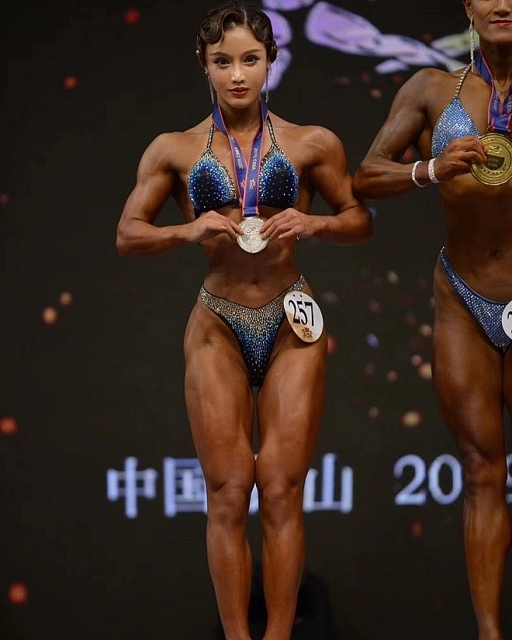 nu y ta trung quoc chong dich covid 19 noi dinh dam vi hinh the nhu luc si