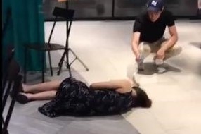 nha hang singapore gay buc xuc khi bo mac nguoi ngat xiu vi nghi nhiem corona