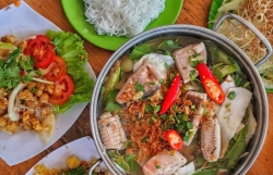cung du khach nuoc ngoai vong quanh cac ngoi cho tru danh nhat dat ha thanh