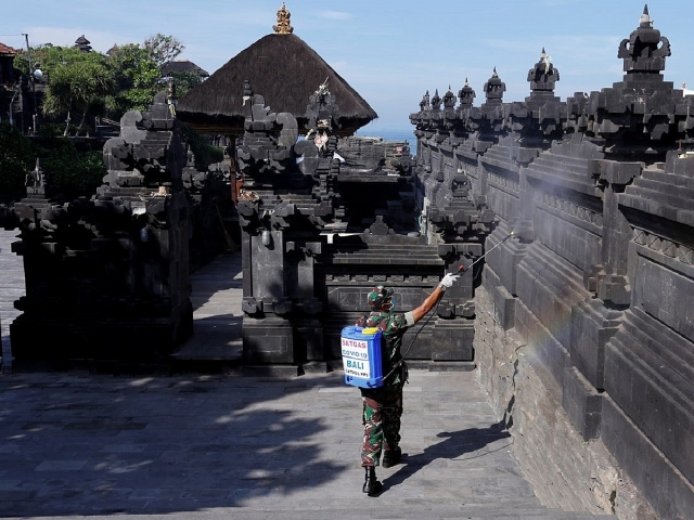 nhieu diem du lich noi tieng dong cua de khu trung