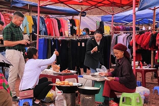 Rộn ràng chợ phiên vùng biên