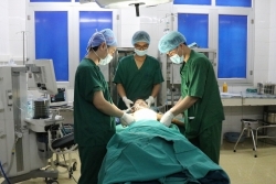 Điện Biên: Bé trai suýt mất mạng vì vừa sạc pin vừa xem điện thoại