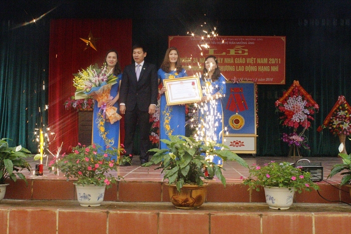 tieu hoc thi tran muong ang la co dau nganh giao duc o huyen ngheo