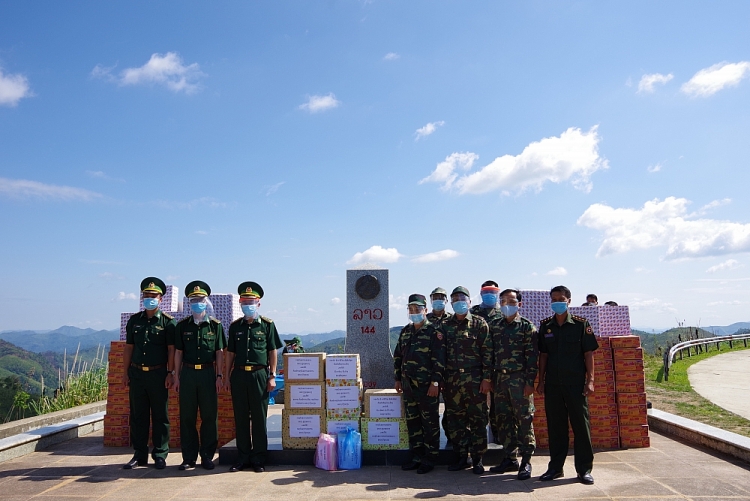 Điện Biên trao tặng vật chất phòng, chống dịch Covid-19 cho lực lượng bảo vệ biên giới Lào